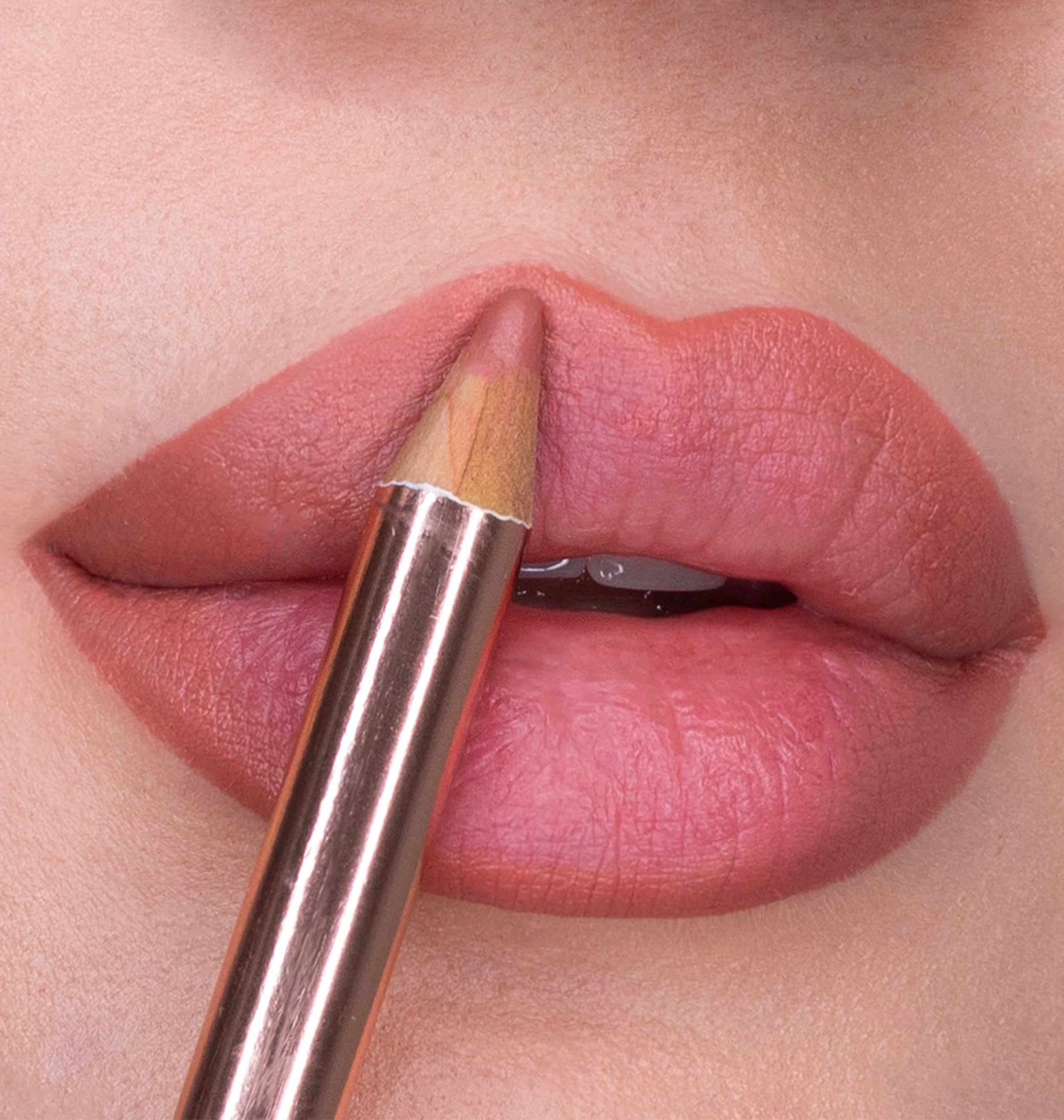 LIP LINER - KISS MARKER 03-thumbmail-3